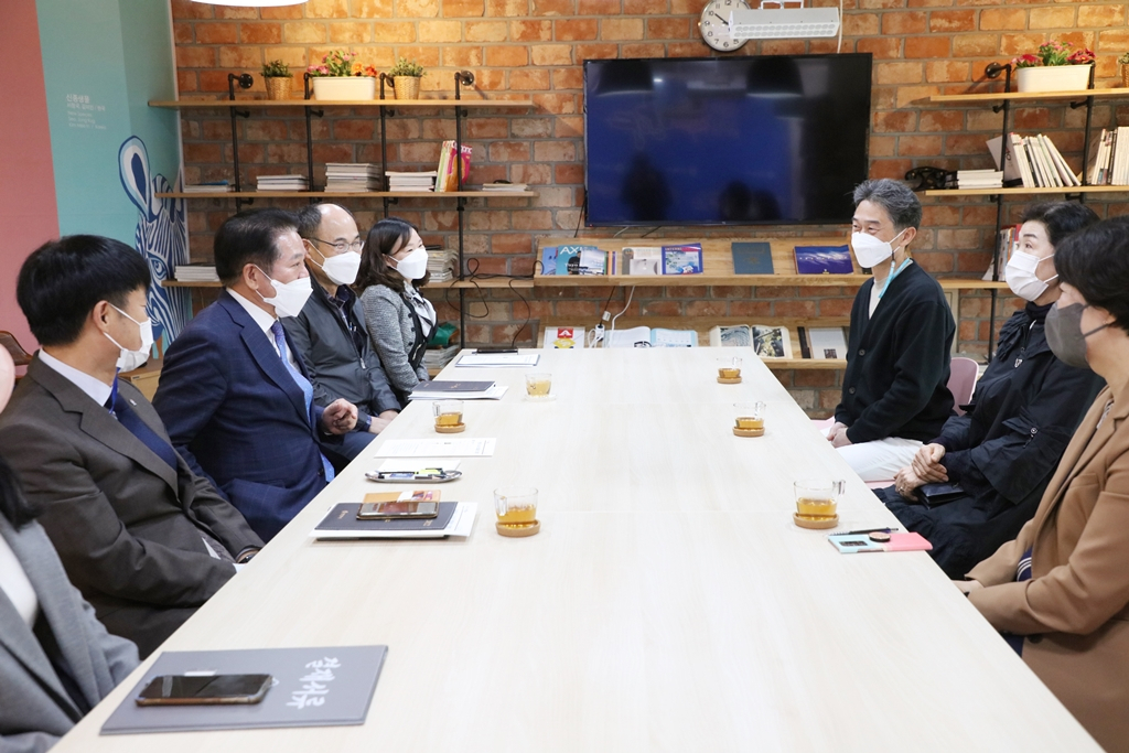 최대호 안양시장이 지난해 10월 시청 접견실에서 시니어모델들을 접견했다