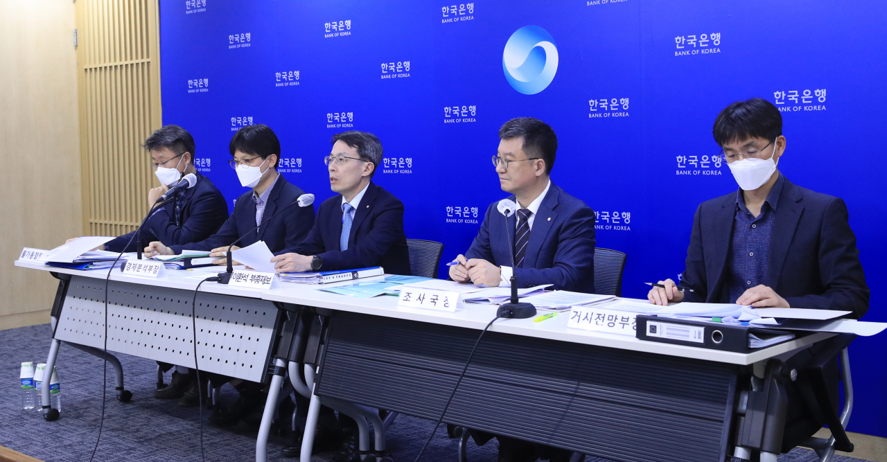 23일 서울 중구 한국은행에서 경제전망 설명회가 열렸다. 왼쪽부터 이정익 물가동향팀장, 이홍직 경제분석부장, 이환석 부총재보, 김웅 조사국장, 최창호 거시전망부장. [사진=한국은행]