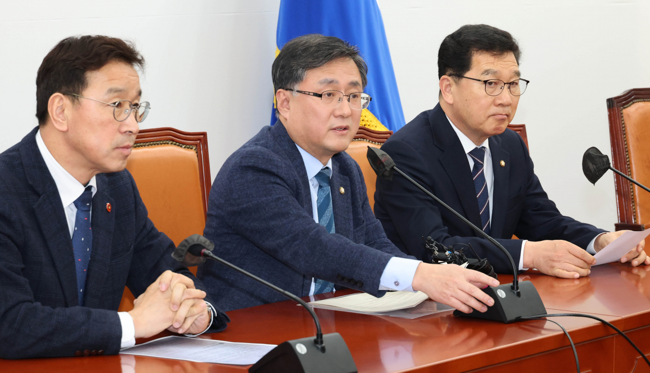 김성환 더불어민주당 정책위의장이 23일 오후 국회 원내대표실에서 양곡관립법 관련 기자회견을 하고 있다. [연합]