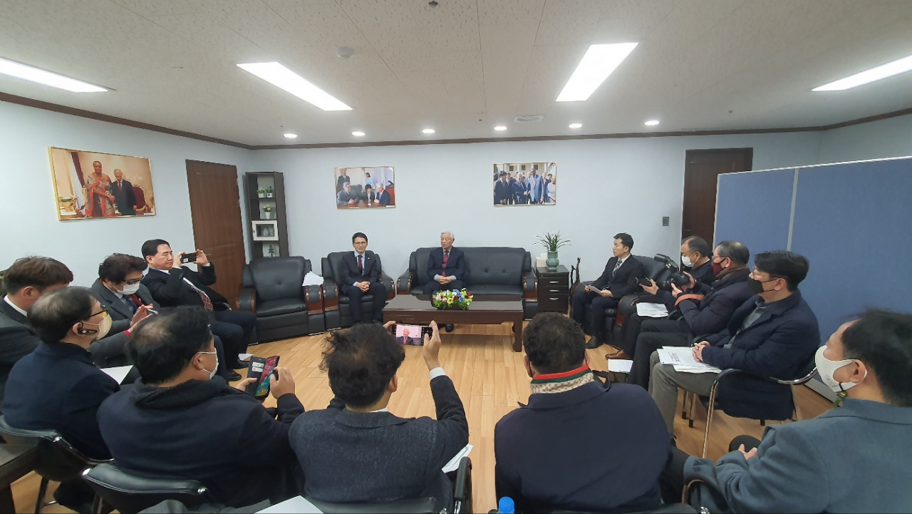 국제청소년연합(International Youth Fellowship) 박옥수 대표가 해외봉사활동 성과를 설명하고 있다
