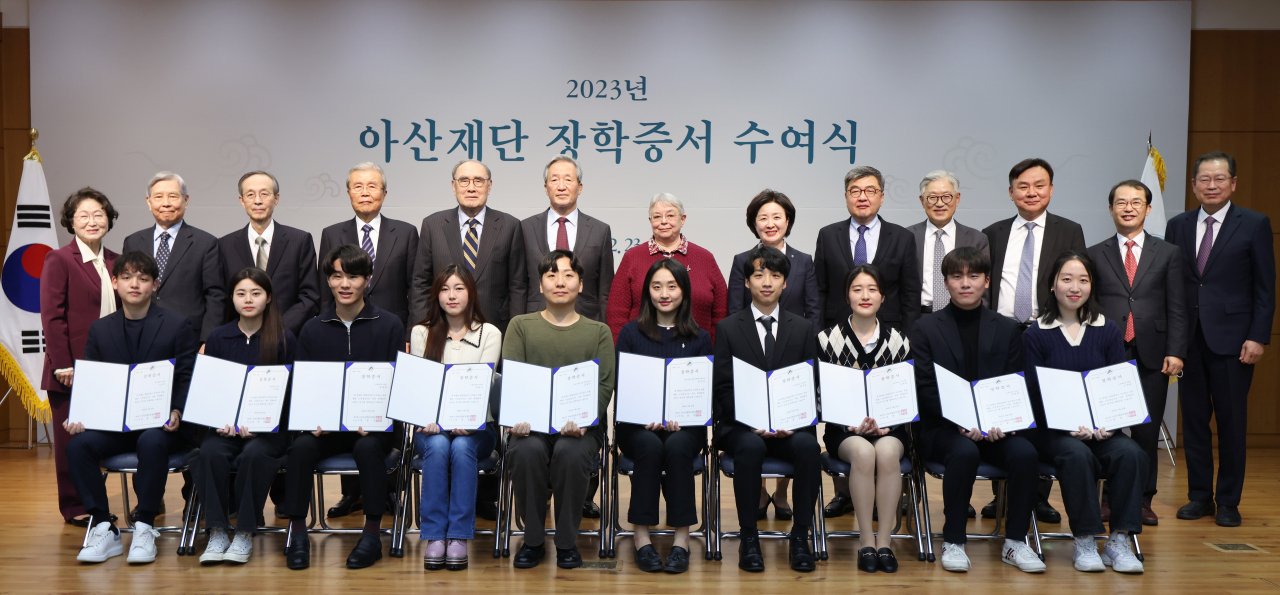 정몽준 아산재단 이사장(뒷줄 왼쪽에서 여섯 번째)과 아산재단 이사, 장학생들이 행사 후 기념 사진을 촬영하고 있다.