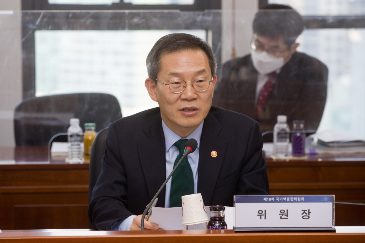 이종호 과학기술정보통신부 장관이 23일 오후 서울 강남구 한국과학기술회관에서 열린'제18차 국가핵융합위원회' 를 주재하고 있다.[과기정통부 제공]