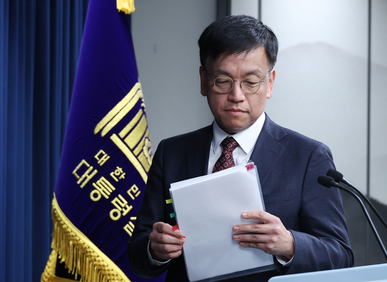 최상목 대통령실 경제수석이 23일 오후 서울 용산 대통령실 청사에서 이날 윤석열 대통령이 주재한 제4차 수출전략회의 관련 브리핑을 위해 단상으로 오르고 있다. [연합]