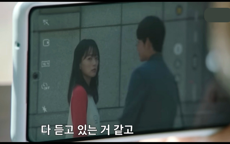 넷플릭스의 오리지널 콘텐츠 ‘스마트폰을 떨어뜨렸을 뿐인데’ 속 한 장면. [유튜브 ‘넷플릭스코리아’ 캡처]
