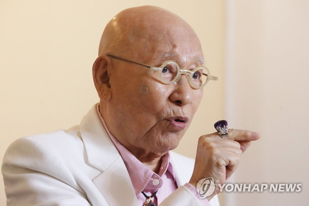 박서보 작가가 2021년 9월 서울 국제갤러리에서 개인전 'PARK SEO-BO(박서보)' 간담회를 하는 모습 [연합].
