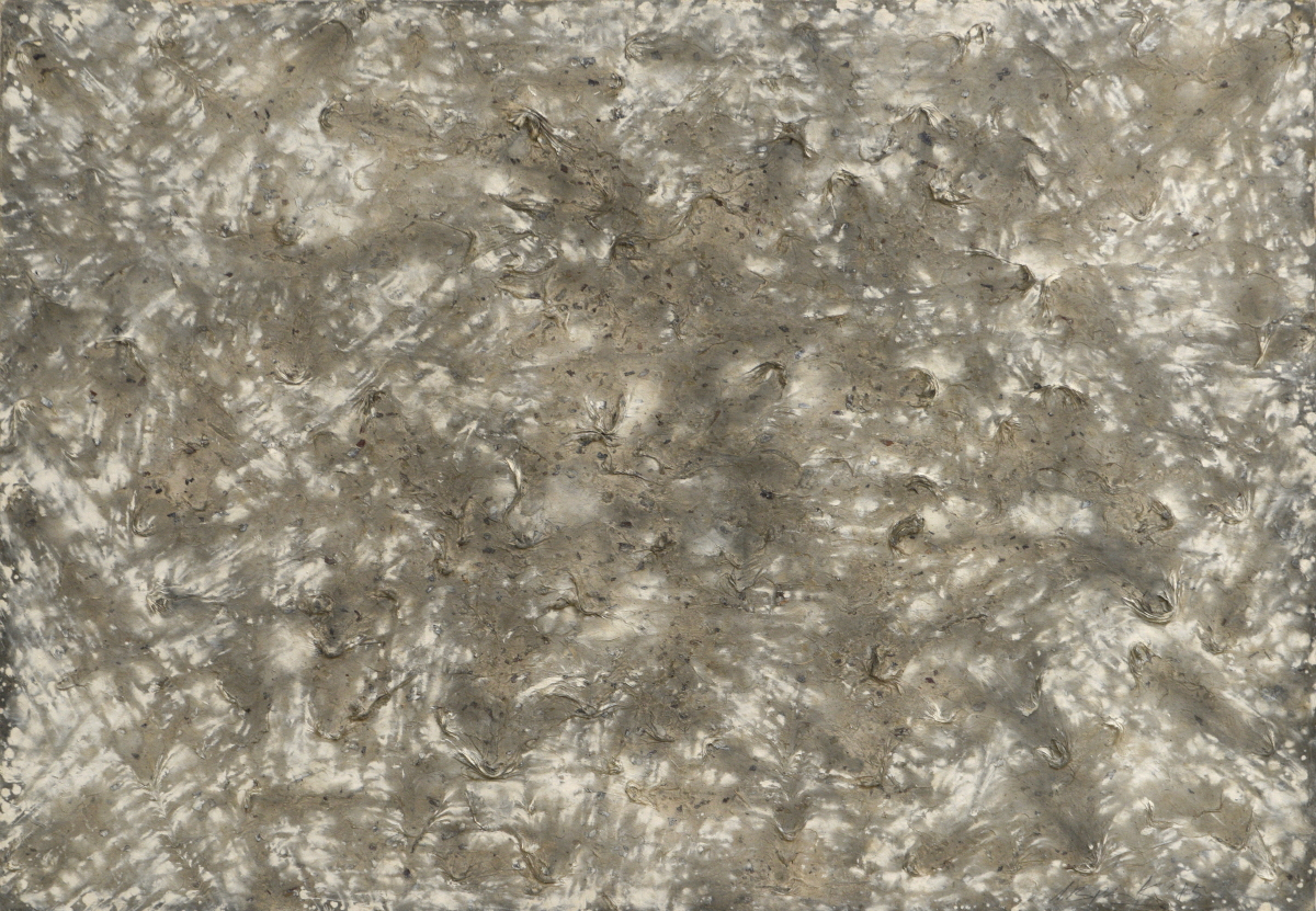 박서보, 묘법 NO. 802~85, 캔버스 위 한지에 혼합재료, 66.7&times;95.7cm, 1985