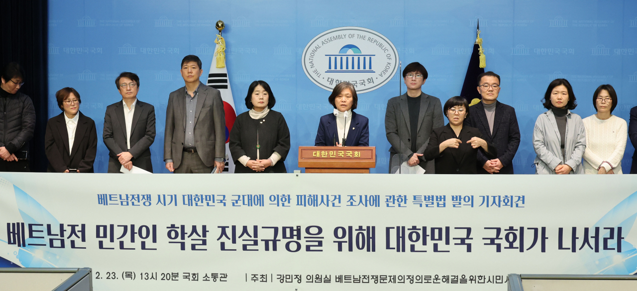 Lawmakers, who authored the bill seeking to help find justice for Vietnamese victims of the Vietnam War, hold a press conference at the National Assembly on Thursday. (Yonhap)