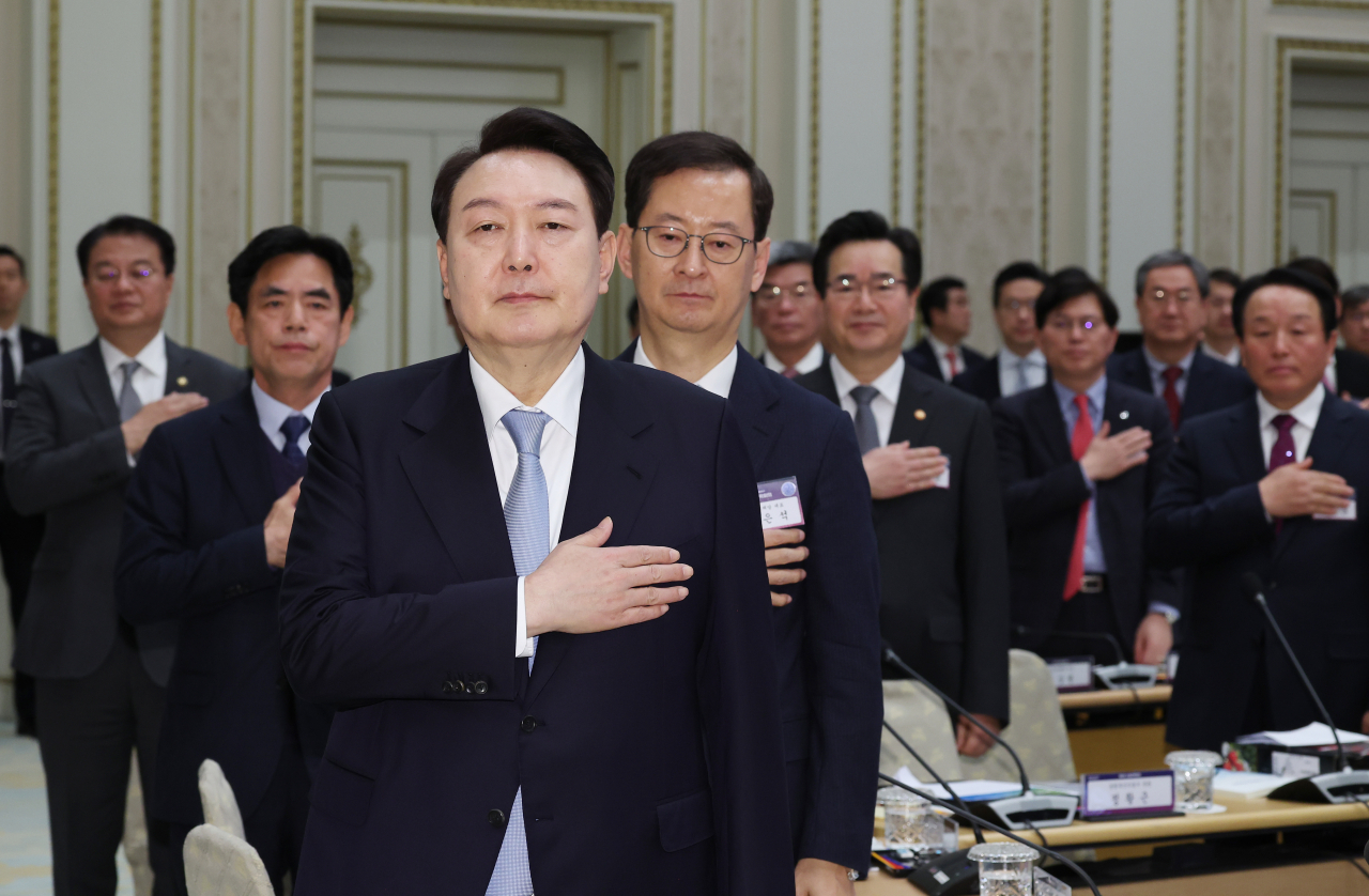 윤석열 대통령이 23일 청와대 영빈관에서 열린 제4차 수출전략회의에서 국기에 경례하고 있다. [연합]