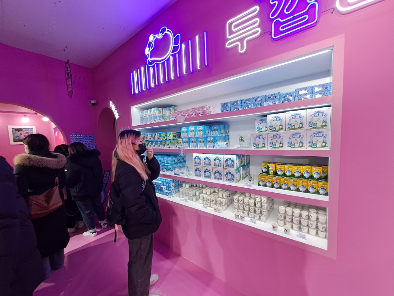 Four different sizes of soju glasses are displayed at Dookkeop Arcade. (Lee Si-jin/The Korea Herald)