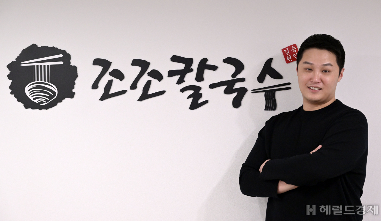 최근 서울 중구 조조칼국수 시청점에서 김승현 조조칼국수 대표가 헤럴드경제와 인터뷰에 앞서 로고 앞에서 포즈를 취하고 있다. 이상섭 기자