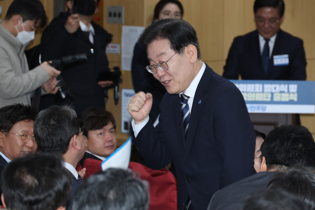 더불어민주당 이재명 대표(오른쪽)가 23일 오후 국회에서 열린 전국정당위원회 발대식 및 제2기 협력의원단 출범식에서 축사를 마친 뒤 참석자들을 향해 "파이팅"을 외치고 있다. [연합]