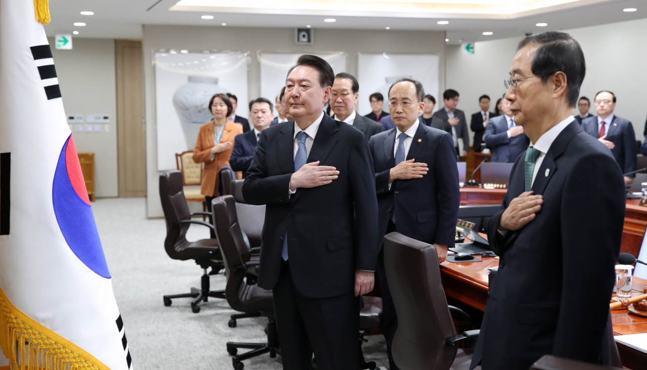윤석열 대통령이 지난 21일 서울 용산 대통령실 청사에서 열린 국무회의에서 국기에 경례하고 있다. [연합]