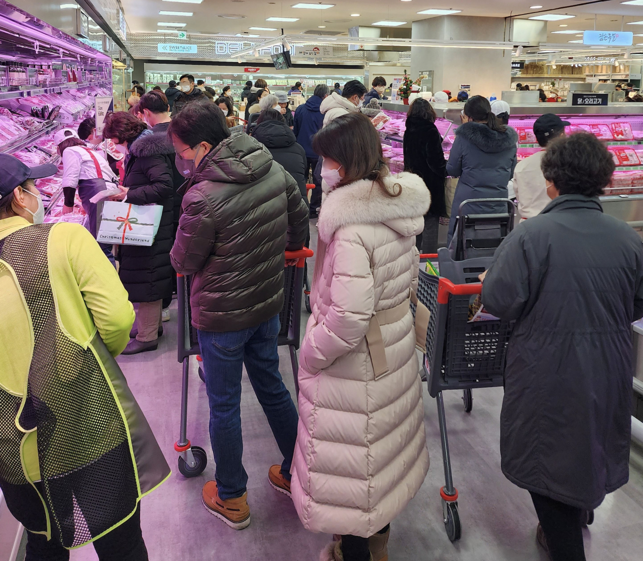 롯데마트 제타플렉스점에서 한우를 구매하는 고객들의 모습. [롯데마트 제공]