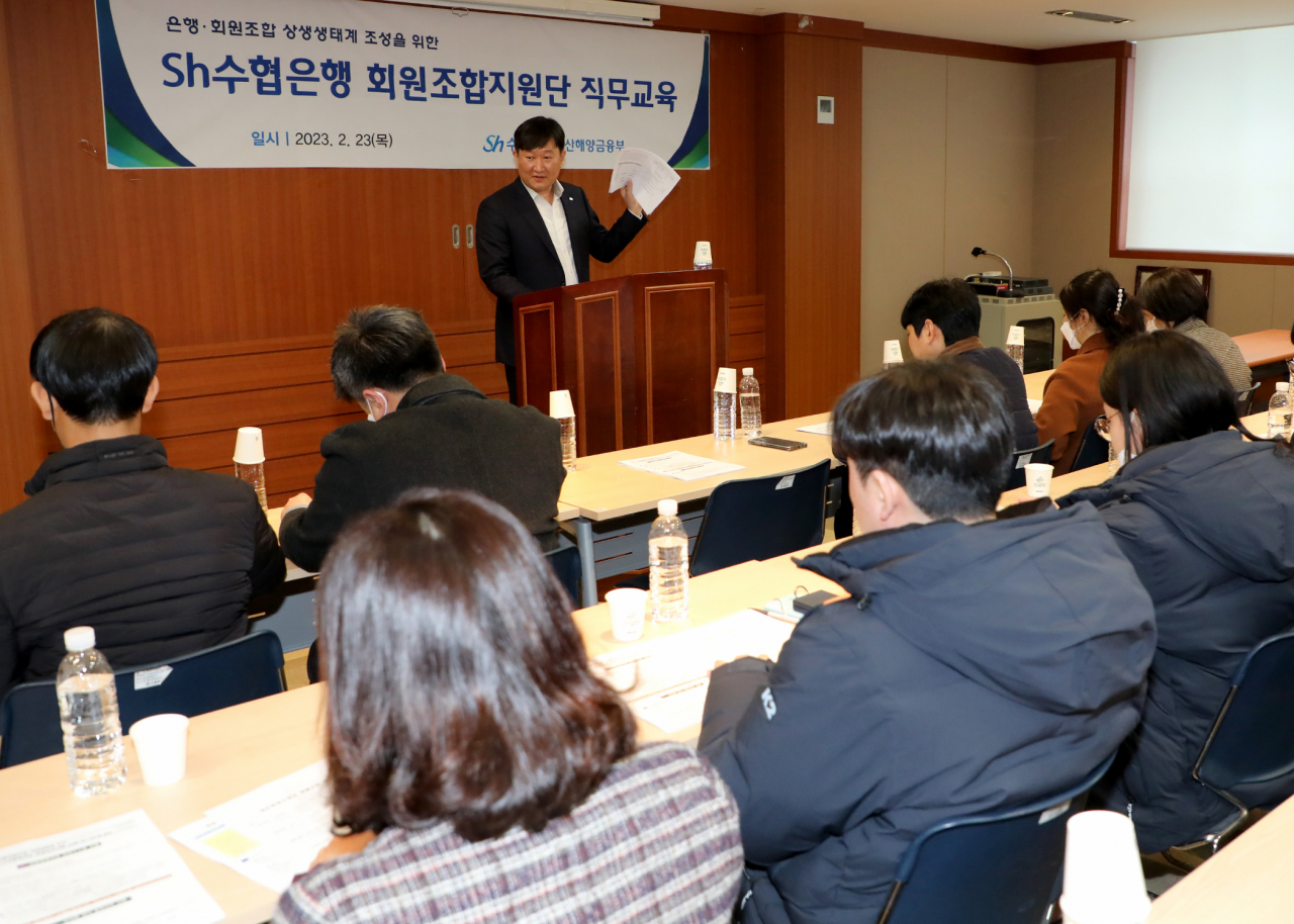 Sh수협은행은 수산정책자금 운용의 실효성 및 수협 회원조합 지원을 강화하기 위해 ‘회원조합지원단’을 신설했다고 24일 밝혔다. 수협은행 회원조합지원단이 지난 23일 제주지역 7개 회원조합을 대상으로 실무교육을 비롯한 현장지원활동을 펼치고 있다. [사진=수협은행]