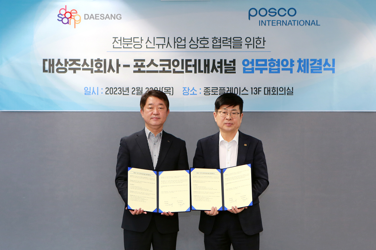 23일 서울 종로구 종로플레이스에서 열린 전분당 신규사업 협력 업무협약 체결식에서 이상훈(왼쪽) 포스코인터내셔널 식량소재본부장과 이희병 대상 소재사업총괄이 기념촬영을 하고 있다.[대상 제공]