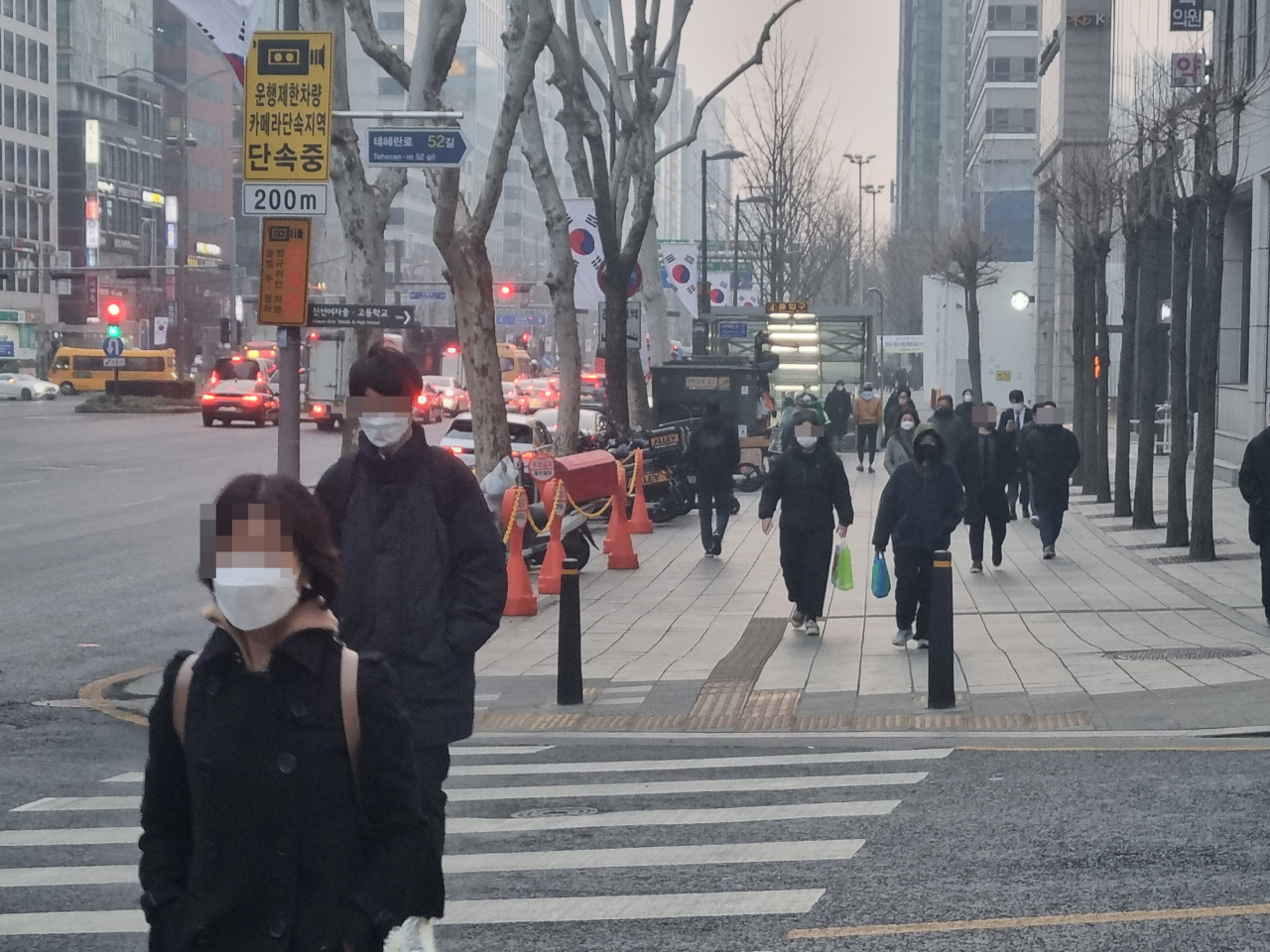 24일 오전 7시께 서울 강남구 선릉역 4번 출구 앞 거리. 야외에서 마스크 착용 의무가 해제됐지만 시민 대다수가 여전히 마스크를 쓰고 있었다. 김영철 기자