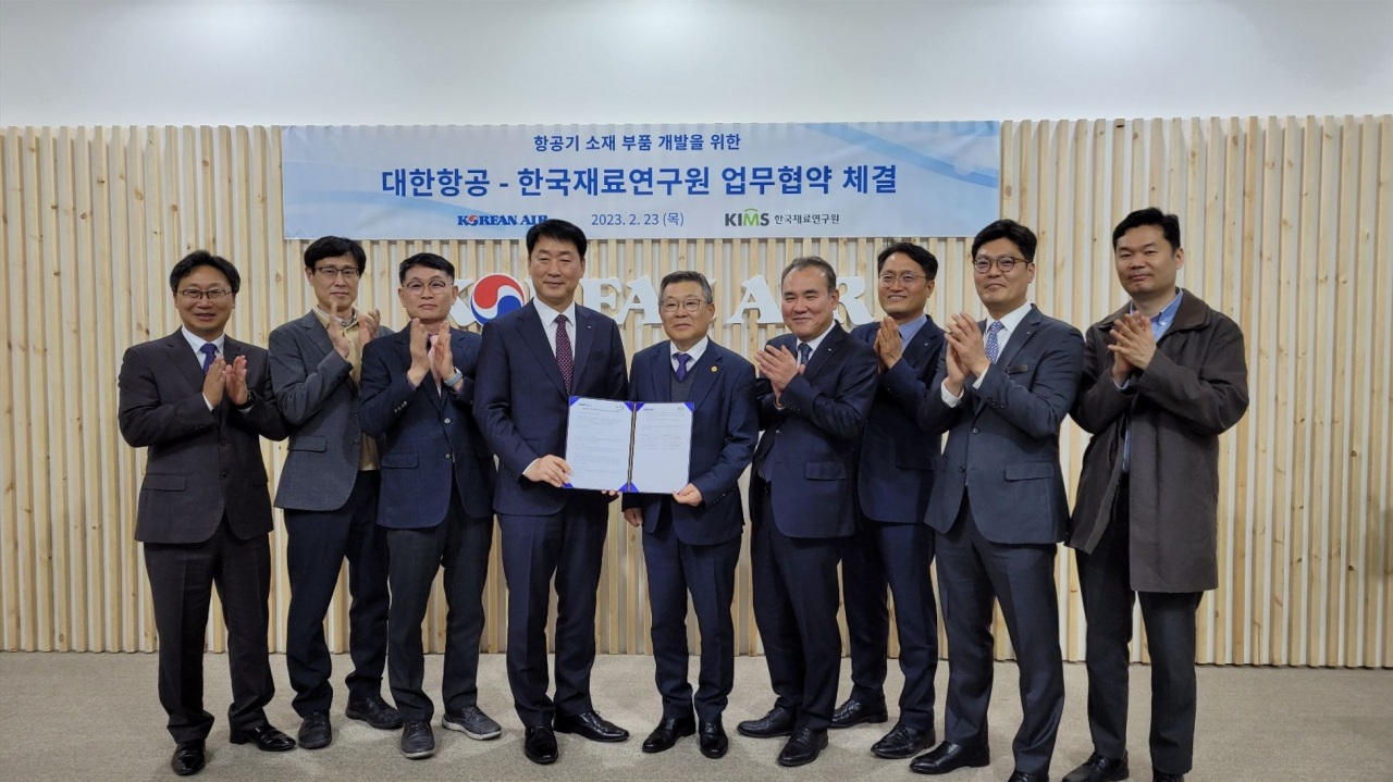 부산 벡스코(BEXCO)에서 열린‘2023 드론 쇼 코리아’전시장에서 한국재료연구원과 ㈜대한항공 간의 무인항공기 소재 및 부품기술 개발을 위한 업무협약식이 개최됐다. 사진은 한국재료연구원 이정환 원장(업무협약서를 들고 있는 오른쪽)과 대한항공 박정우 항공우주사업본부장(업무협약서를 들고 있는 왼쪽)이 참석자들과 함께 기념 촬영하고 있는 모습.[한국재료연구원 제공]