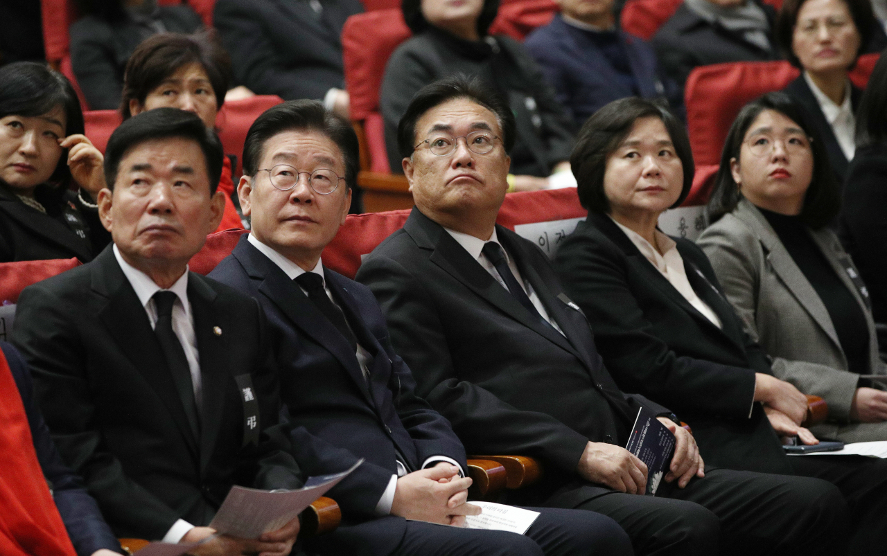 5일 오전 국회 의원회관 대회의실에서 열린 10.29 이태원 참사 국회추모제에서 김진표 국회의장과 여야 지도부가 희생자 추모 영상을 지켜보고 있다. 앞줄 왼쪽부터 김 의장, 이재명 더불어민주당 대표, 정진석 국민의힘 비상대책위원장, 이정미 정의당 대표, 용혜인 기본소득당 상임대표. [연합]
