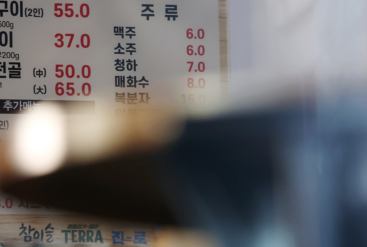 주류회사들이 2년 연속 출고가 인상을 결정할 경우 마트나 식당에서 파는 소주 가격은 더 큰 폭으로 오르기에 조만간 '소주 1병 6000원' 시대가 열릴 것이라는 전망도 나온다. 사진은 서울 한 식당의 메뉴판. [연합]