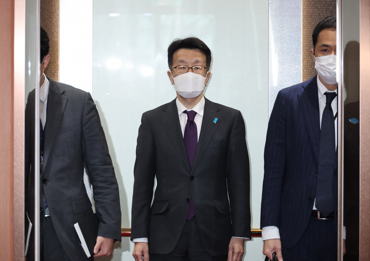 16일 일본 정부가 시마네현이 주최하는 '다케시마(竹島·일본이 주장하는 독도의 명칭)의 날' 행사를 계기로 '독도는 일본 땅'이라는 억지 주장을 되풀이하는 것과 관련해 초치된 구마가이 나오키 주한일본대사관 총괄공사가 서울 종로구 외교부에서 엘리베이터를 타고 있다. [연합]