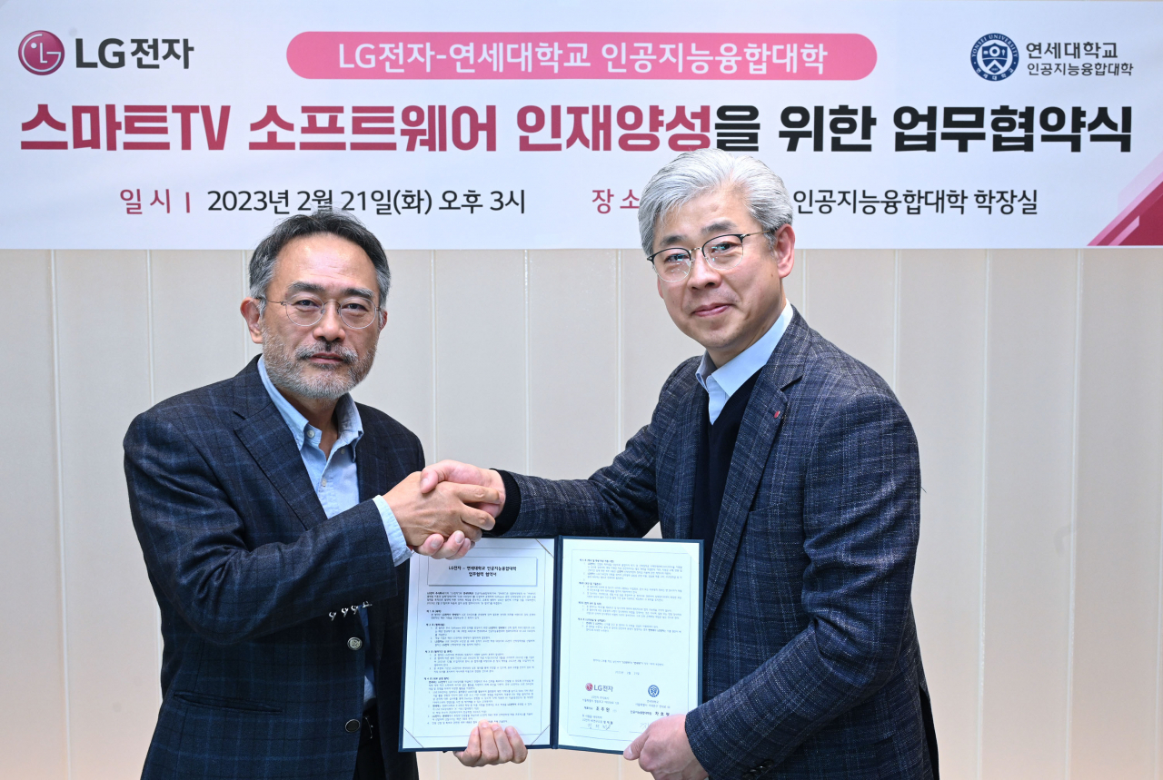 차호정(왼쪽) 연세대학교 인공지능융합대학장, 정재철(오른쪽) LG전자 HE연구소장 전무가 ‘스마트TV 소프트웨어 인재양성을 위한 업무협약’을 체결하는 모습 [LG전자 제공]