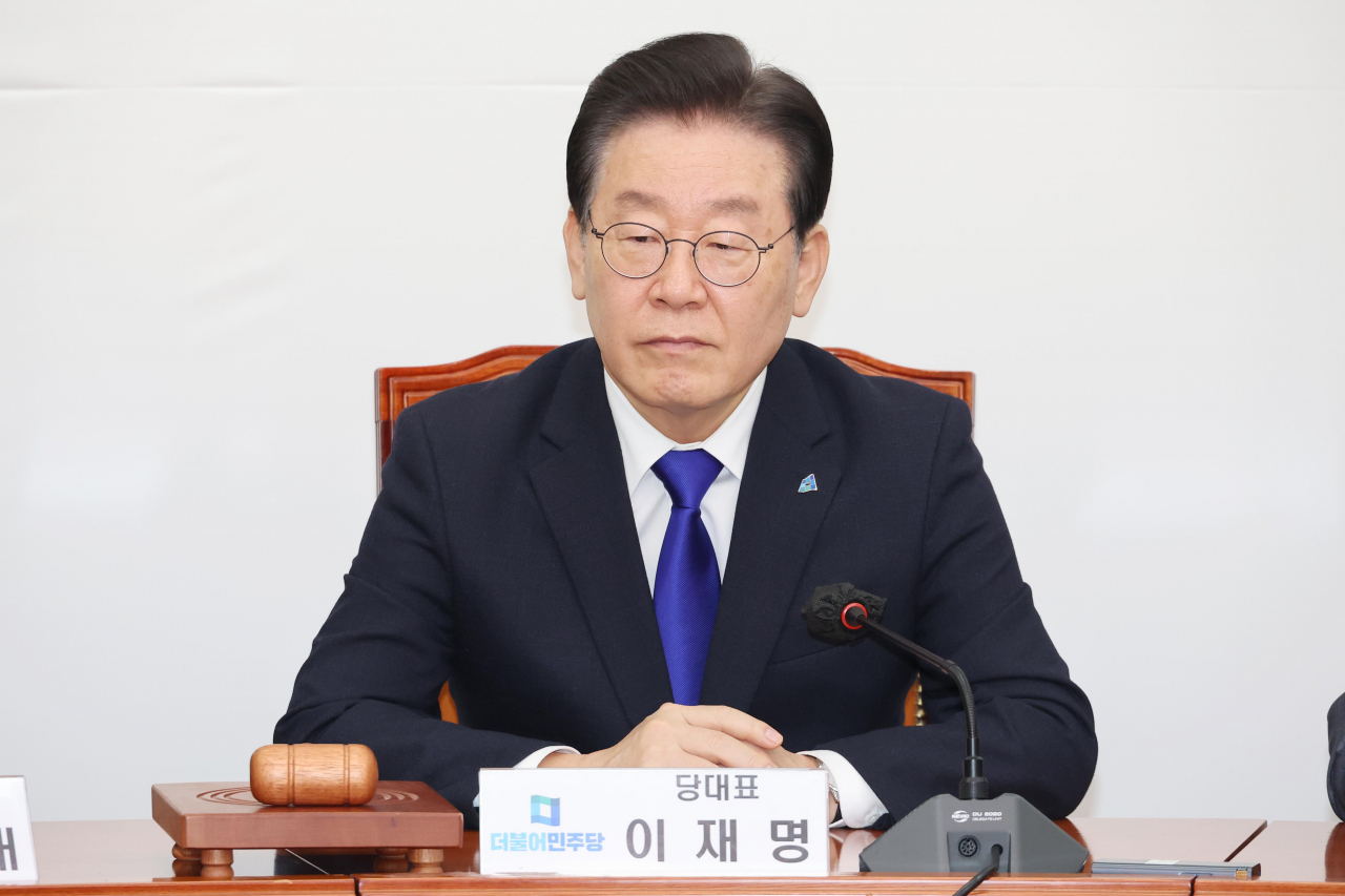 이재명 더불어민주당 대표가 24일 국회에서 열린 최고위원회에서 생각하고 있다. [연합]