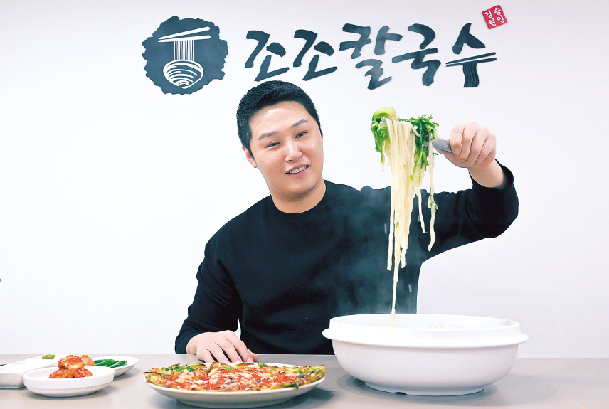 최근 서울 중구 조조칼국수 시청점에서 김승현 조조칼국수 대표가 헤럴드경제와 인터뷰를 하던 도중 대표 메뉴인 동죽칼국수를 들어보이고 있다. 이상섭 기자