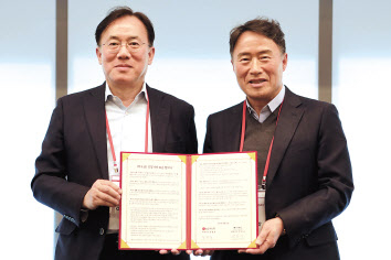 정철동(왼쪽) LG이노텍 사장과 협력사 ㈜티케이씨 박용순 대표. [LG이노텍 제공]