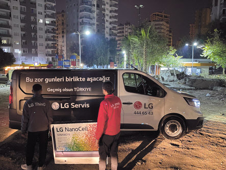 ▲ LG전자 서비스 엔지니어들이 서비스 차량을 통해 고장난 제품을 수거하고 있다. [LG전자 제공]