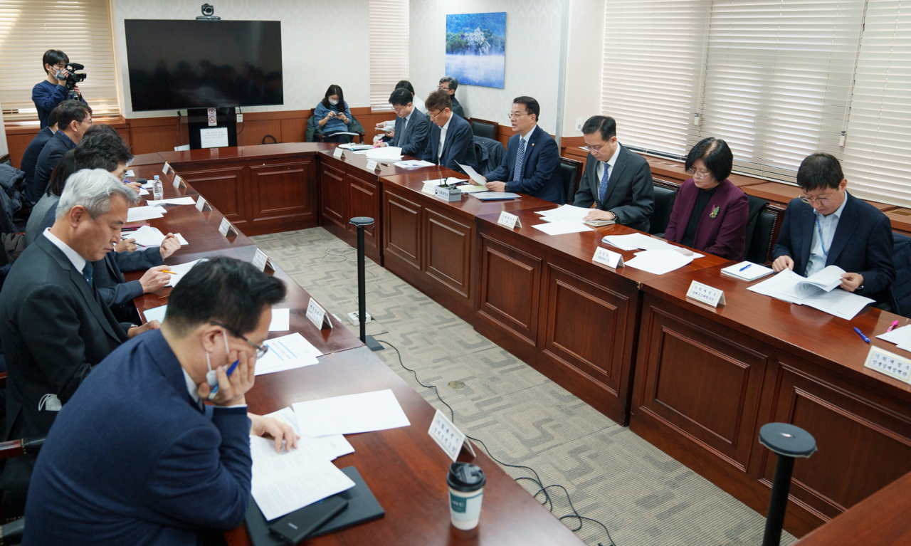 방기선 기획재정부 차관이 24일 서울 종로구 정부서울청사에서 열린 '제18차 비상경제차관회의'를 주재, 모두발언을 하고 있다.[기획재정부 제공]