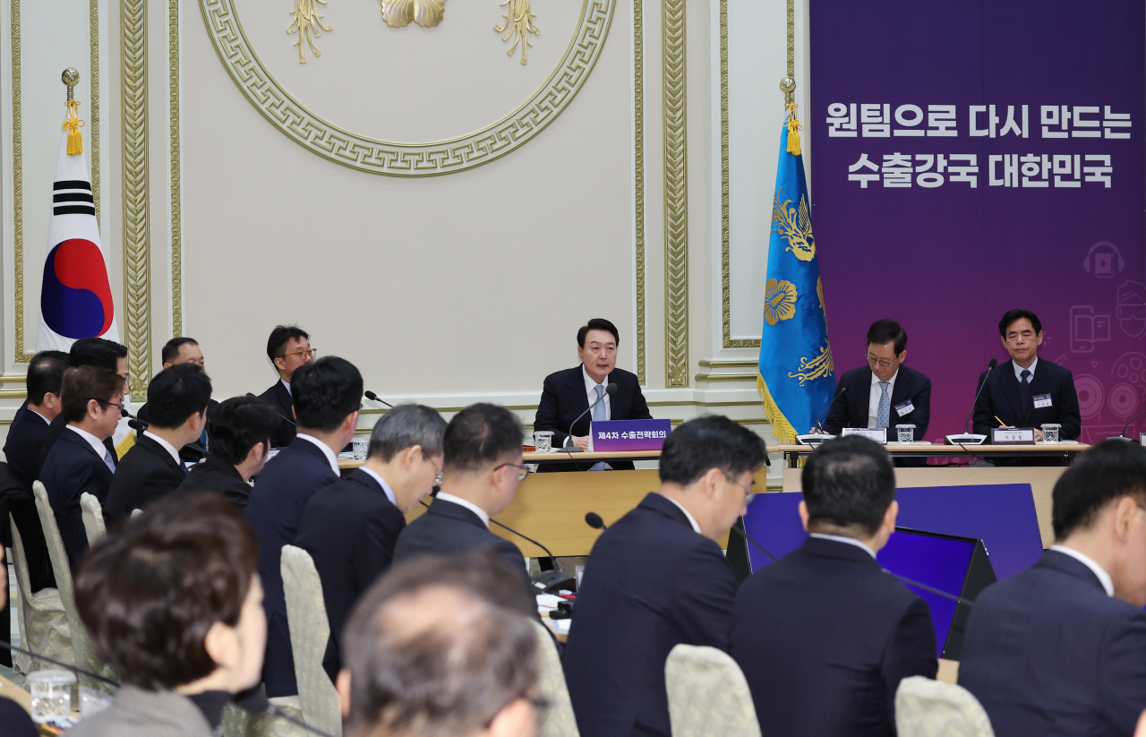 윤석열 대통령이 23일 청와대 영빈관에서 열린 제4차 수출전략회의에서 발언하고 있다. [연합]