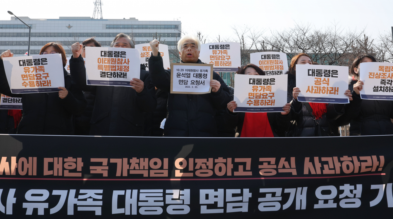 23일 오전 서울 용산구 전쟁기념관 앞에서 열린 10.29 이태원 참사 유가족 대통령 면담 공개 요청 기자회견에서 유가족과 참석자들이 구호를 외치고 있다. [연합]