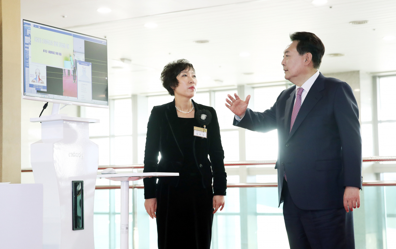 윤석열 대통령이 24일 서울 용산 대통령실 청사에서 열린 'UAE 순방 성과 중소기업인과의 대화'에 앞서 UAE 순방 이후 수출계약 등을 체결한 중소벤처기업의 근골격 동작검사 장비를 관람하고 있다. 이날 윤 대통령은 지난 1월 UAE 순방에 경제사절단으로 참여한 중소·벤처·스타트업 등 기업인 40여 명을 초청해 오찬을 함께하며 격려했다. [연합]