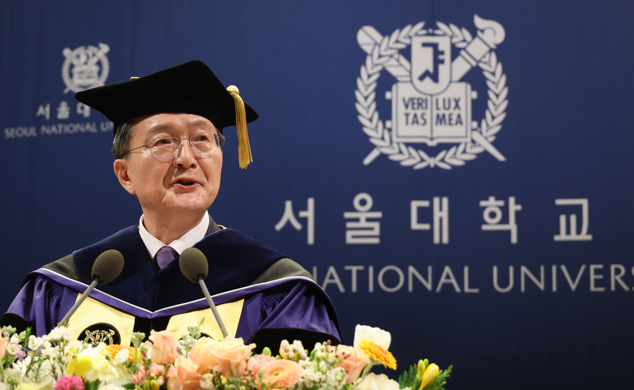 지난 8일 서울대학교에서 유홍림 신임 총장이 취임사를 하고 있는 모습. [연합]