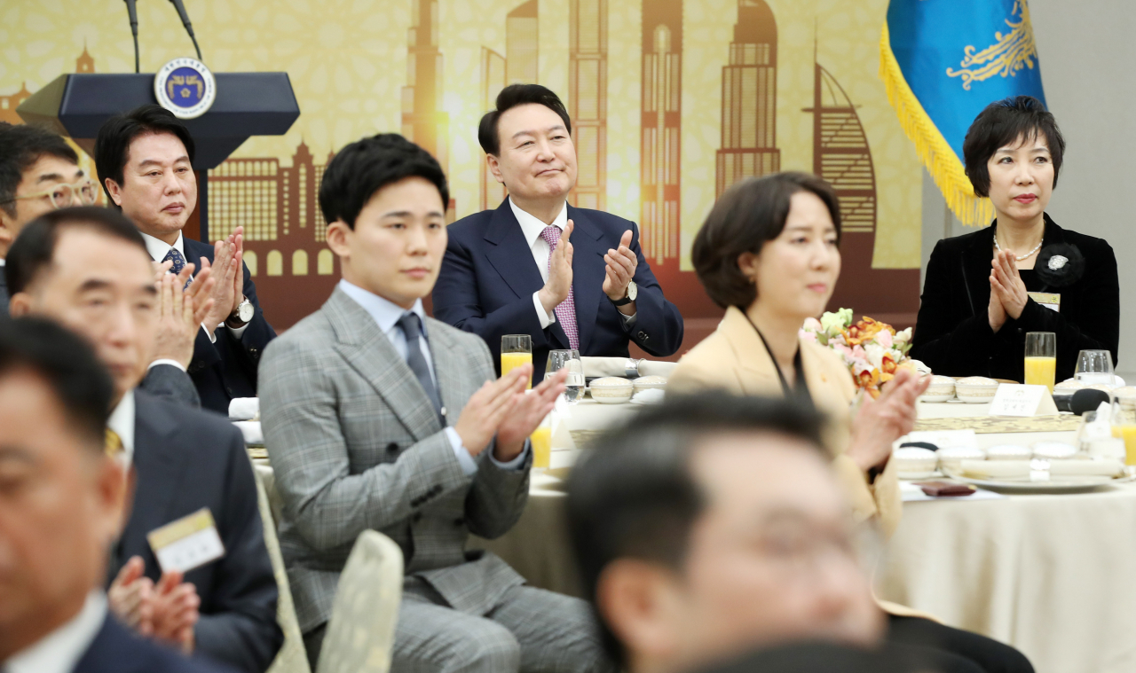 윤석열 대통령이 24일 서울 용산 대통령실 청사에서 열린 ‘UAE 순방 성과 중소기업인과의 대화’에서 영상을 시청하고 있다. 이날 윤 대통령은 지난 1월 UAE 순방에 경제사절단으로 참여한 중소·벤처·스타트업 등 기업인 40여 명을 초청해 오찬을 함께하며 격려했다. [연합]