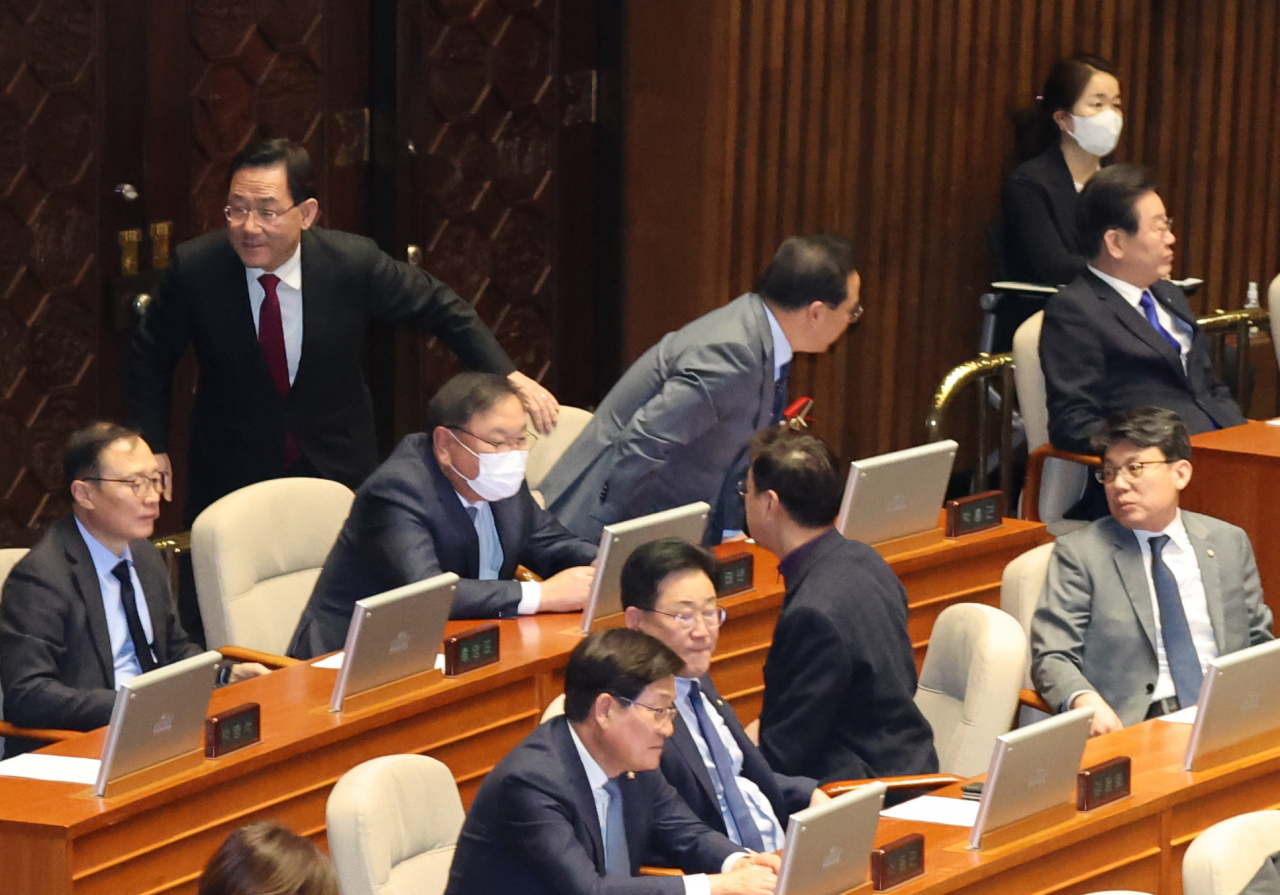 주호영 국민의힘 원내대표가 24일 오후 국회에서 열린 본회의에 참석하며 박홍근 더불어민주당 원내대표와 인사한 뒤 자리로 이동하고 있다. [연합]