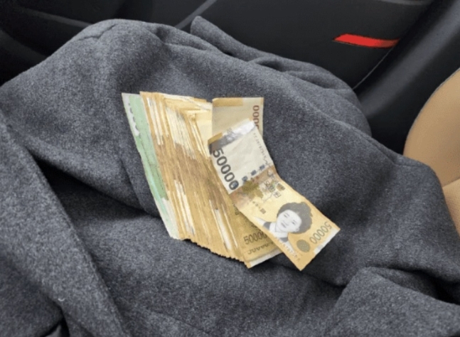 A씨가 B씨 결혼식장까지 찾아가 받아낸 빚 593만원. [온라인 커뮤니티]