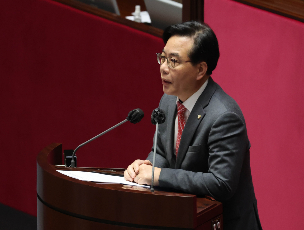 국민의힘 송언석 원내수석부대표가 8일 오후 국회에서 열린 본회의에서 행정안전부장관(이상민) 탄핵소추안의 법제사법위원회로의 회부 동의 건에 관해 제안설명을 하고 있다. [연합]