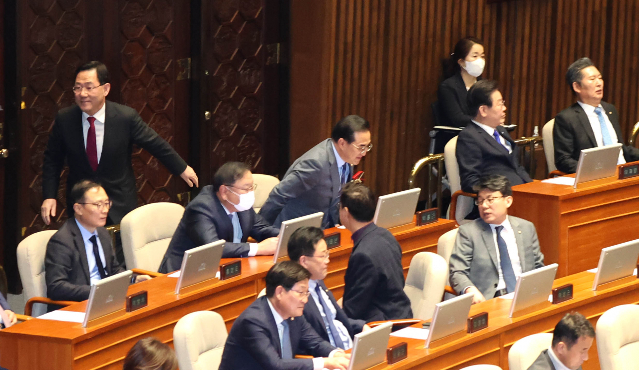 주호영 국민의힘 원내대표가 24일 오후 국회에서 열린 본회의에 참석하며 박홍근 더불어민주당 원내대표와 인사한 뒤 자리로 이동하고 있다. [연합]
