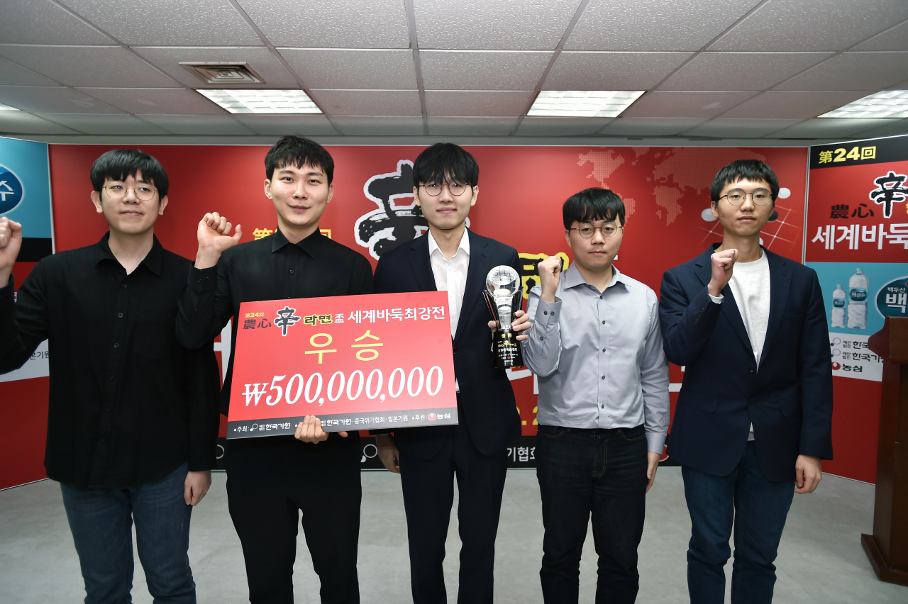 농심배 3연패를 달성한 한국선수들. 왼쪽부터 강동윤 박정환 신진서 신민준 변상일.[한국기원 제공]
