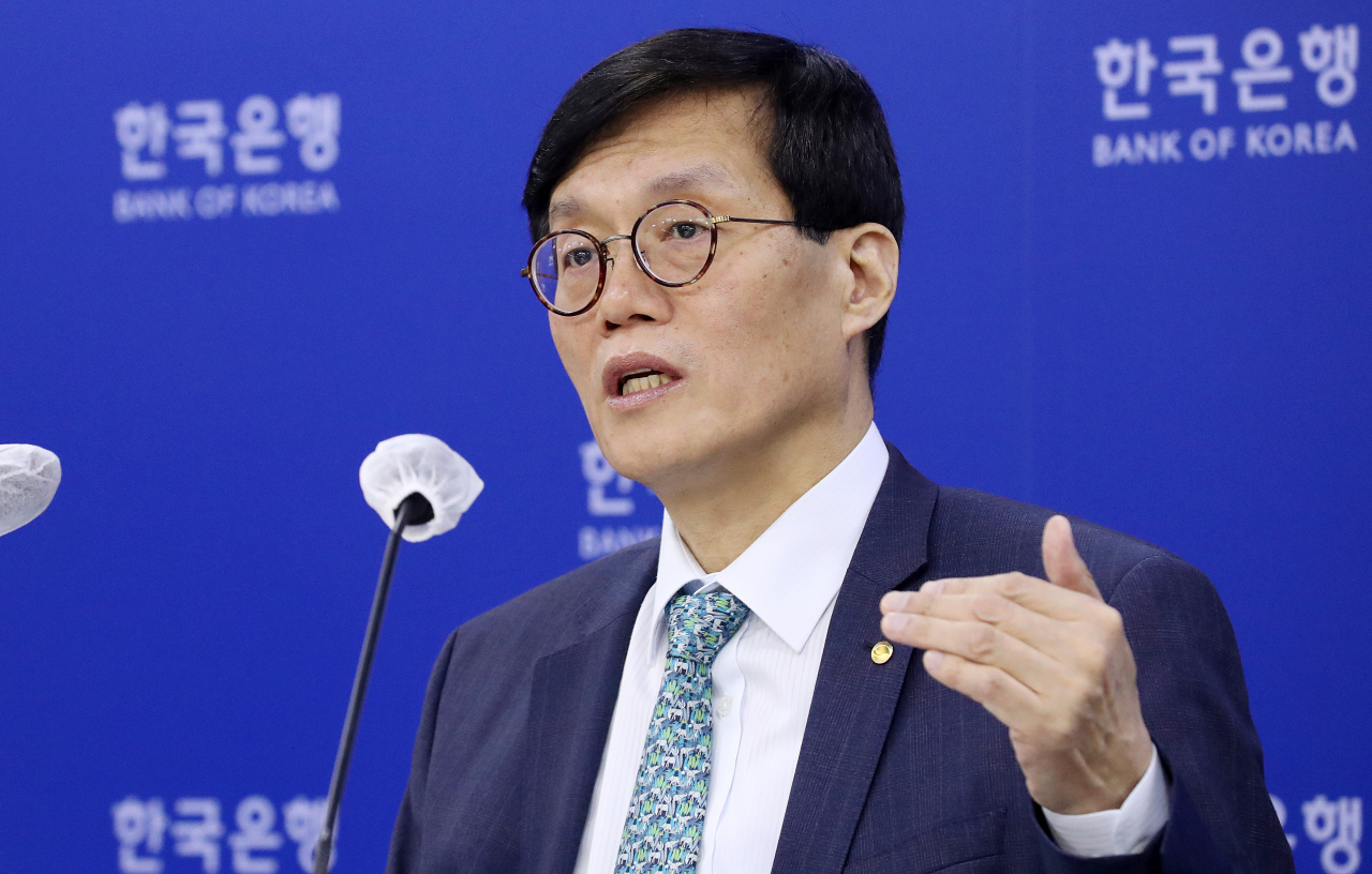 이창용 한국은행 총재가 23일 오전 서울 중구 한국은행에서 열린 통화정책방향 기자간담회에서 취재진 질문에 답하고 있다. 한은 금융통화위원회는 이날 1년 5개월간 이어진 금리 인상을 멈추고 기준금리를 현행 연 3.50%로 동결했다. [연합]