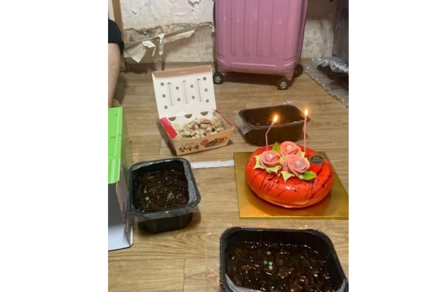 대학생활 플랫폼 ‘에브리타임’에 짜장면 선물을 받은 학생이 올린 생일케이크와 짜장면 사진. [에브리타임 갈무리]