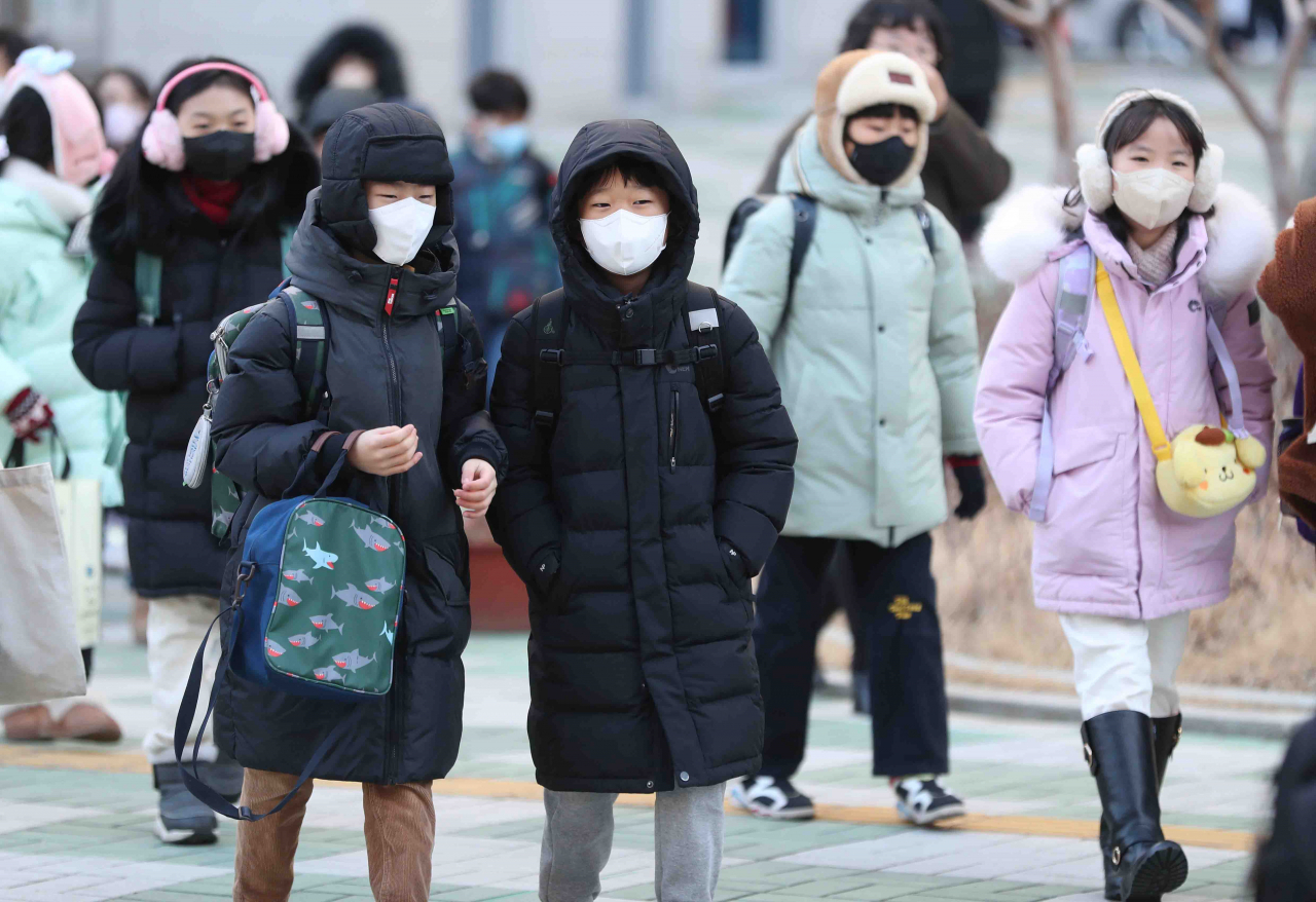 대구시 수성구 대구동천초등학교에서 학생들이 두꺼운 외투 차림으로 등교하고 있다. 연합뉴스