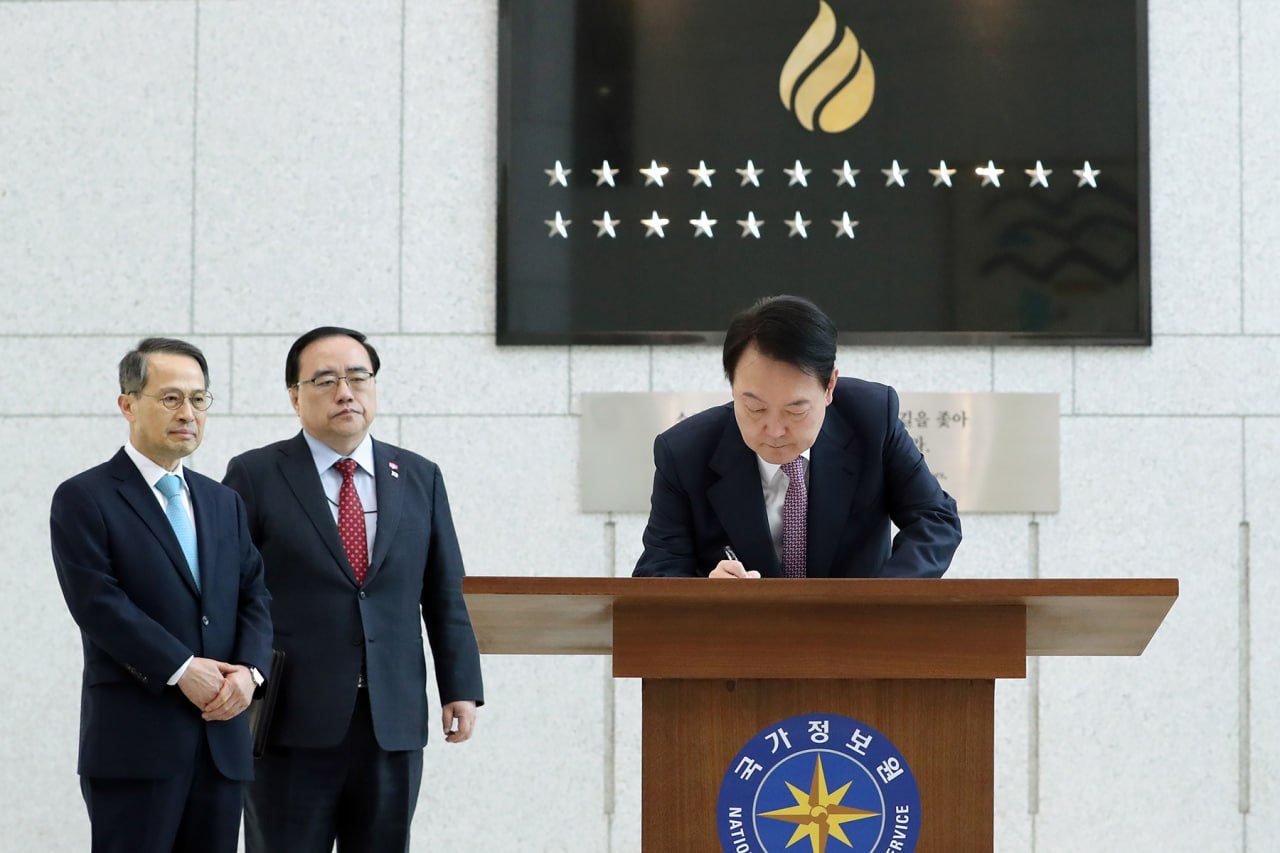 윤석열 대통령이 지난 2월 24일 국가정보원을 찾아 2023년도 업무계획을 보고받기에 앞서 방명록을 작성하고 있다.[연합]