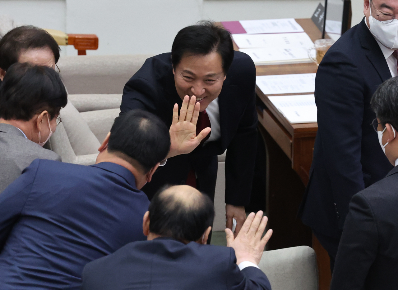 오세훈 서울시장이 지난 20일 서울시 의회에서 열린 제316회 임시회 개회식에 참석하며 참석자들과 인사하고 있다. [연합]