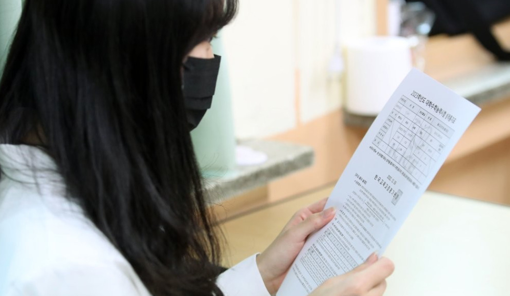 한 수험생이 2023년도 대학수학능력시험 성적통지표를 보고 있다. [연합]