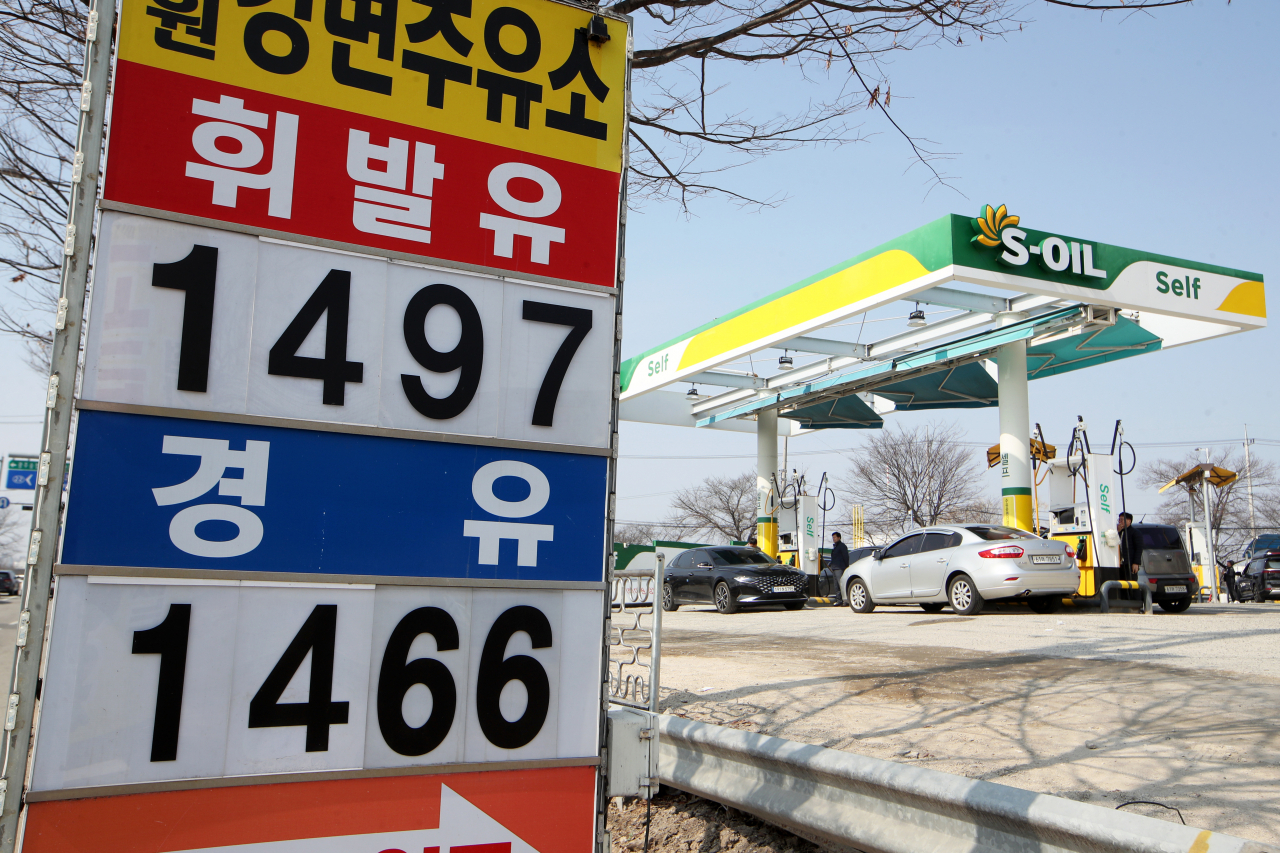24일 오후 광주 서구 한 주유소에 경유가 휘발유보다 싼 가격표가 붙어있다. 한국석유공사 유가정보사이트 오피넷에 따르면 이날 오후 1시 기준 전국 휘발유 평균 가격은 L당 1579.29원을 기록해 1573.78원인 경유 가격보다 비싼 것으로 나타났다. [연합]