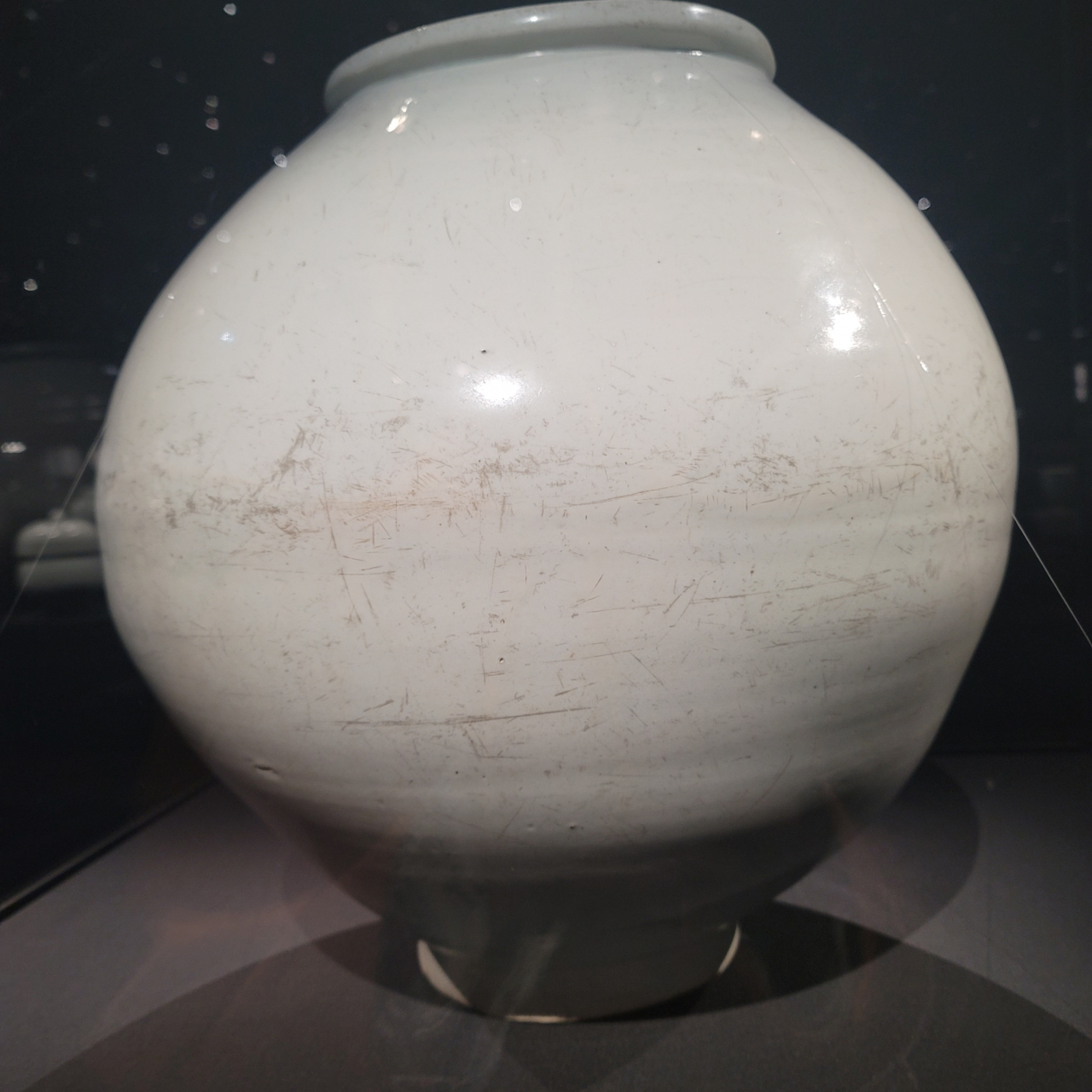 백자 달항아리, 조선, 18세기, 오사카시립동양도자미술관, 신도 신카이 기증, 리움 ‘조선백자:군자지향’전 전시전경[헤럴드DB]