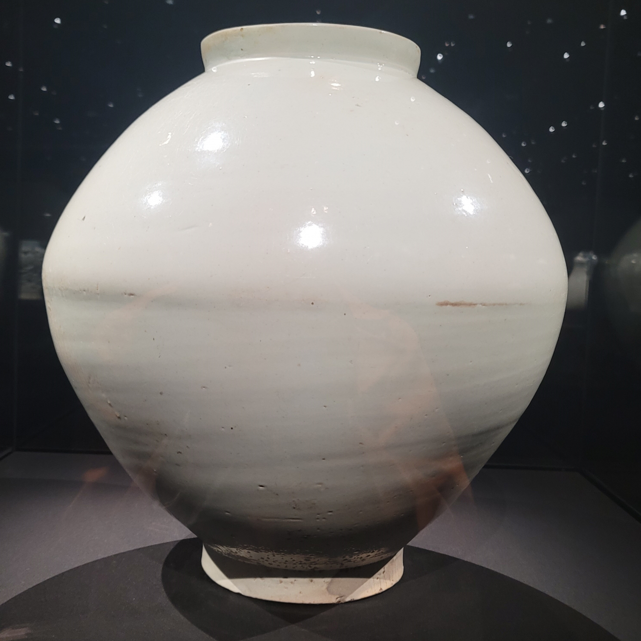 백자 달항아리, 조선, 18세기, 아모레퍼시픽미술관, 보물 1441호, 리움 ‘조선백자:군자지향’전 전시전경[헤럴드DB]