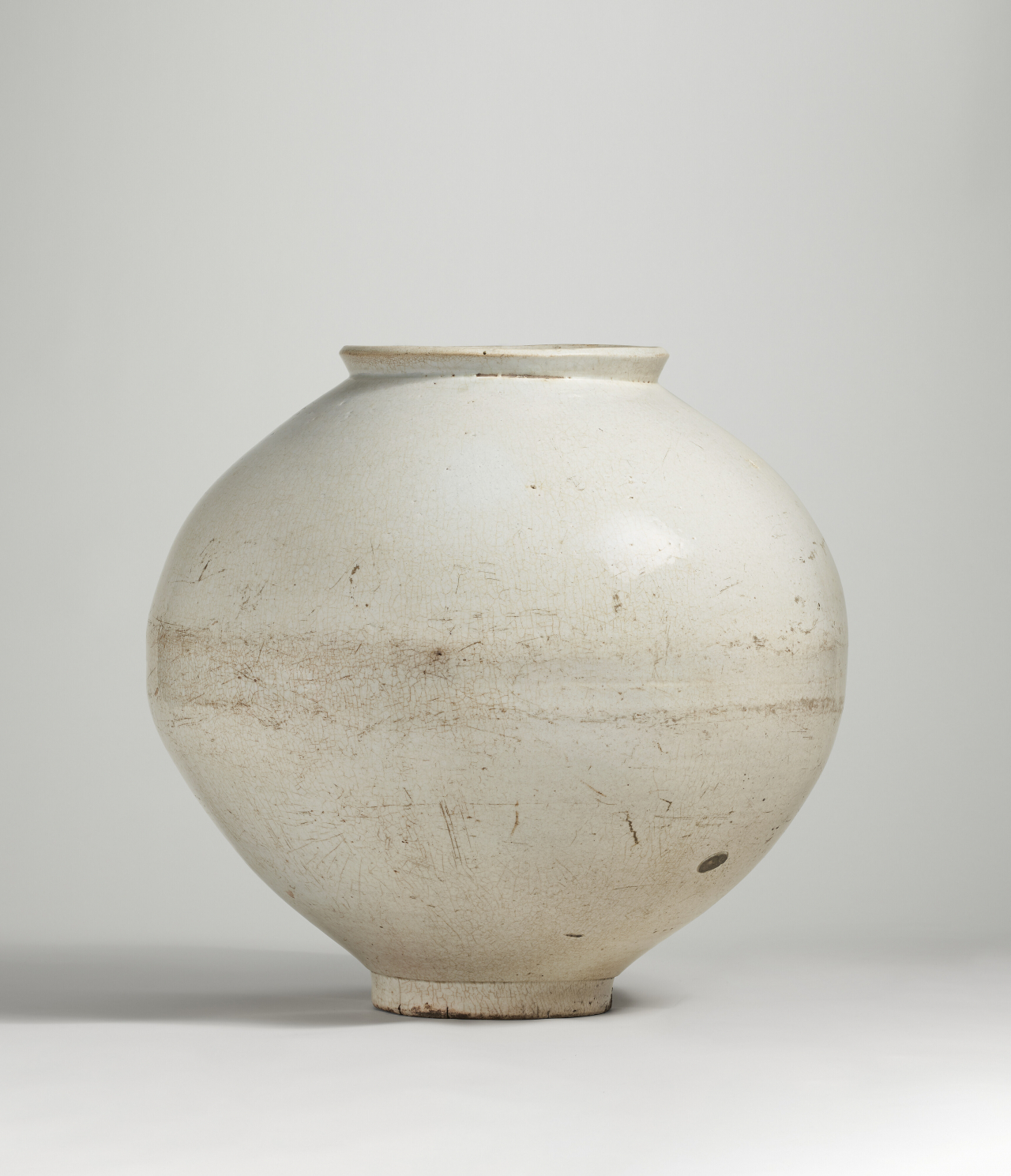 백자 달항아리, 조선, 18세기, 높이: 45.1 cm 추정가: 100만~200만 달러 (한화 약 12억 &ndash; 25억 원) [크리스티코리아 제공]
